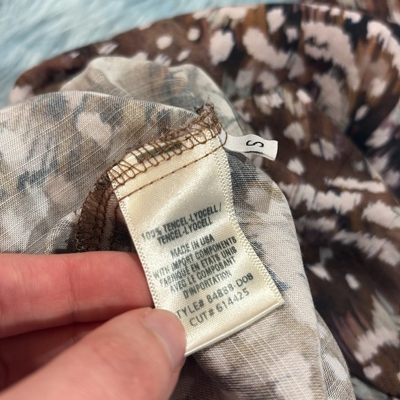 BELLA DAHL MOCK NECK BUTTON BACK TOP - BRUSHED FEATHER PRINT - Picture 4 of 8